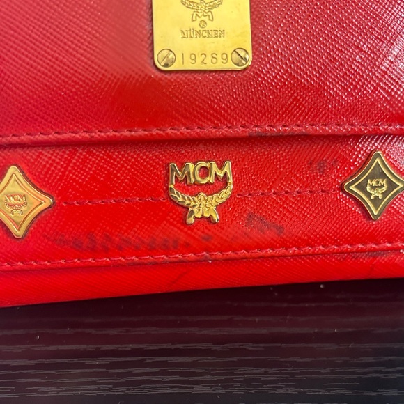 MCM limited edition, lion vintage Scarlet Wallet with charms color transfer - Picture 6 of 17